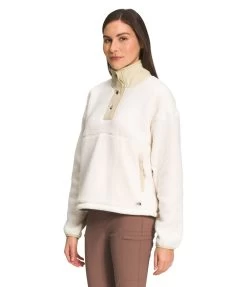 'The North Face' Women's Cragmont 1/4 Snap Fleece - Gardenia White 7 'The North Face' Women's Cragmont 1/4 Snap Fleece - Gardenia White -Outfit Go Shop NF0A5J1R 4U0 model34 1024x1024@2x